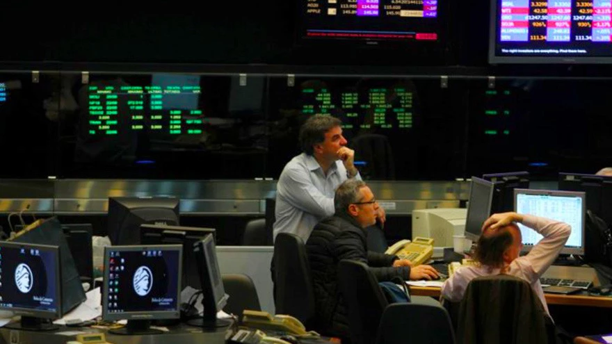 En una rueda volátil, la bolsa porteña extendió las ganancias y los bonos en dólares cerraron con pérdidas