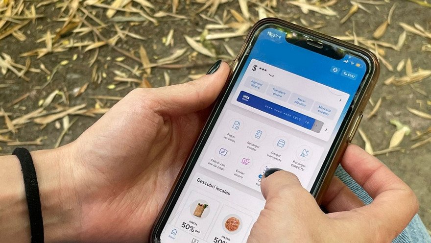 Mercado Pago permite asociar tarjetas de crédito y débito a la cuenta