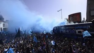 Banderazo de Belgrano en el Hotel Quinto Centenario previo al clásico con Talleres