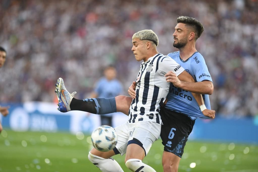 Sosa y Rébola, en una acción del clásico entre Talleres y Belgrano, en el Kempes, por la Copa de la Liga. (Ramiro Pereyra / La Voz)