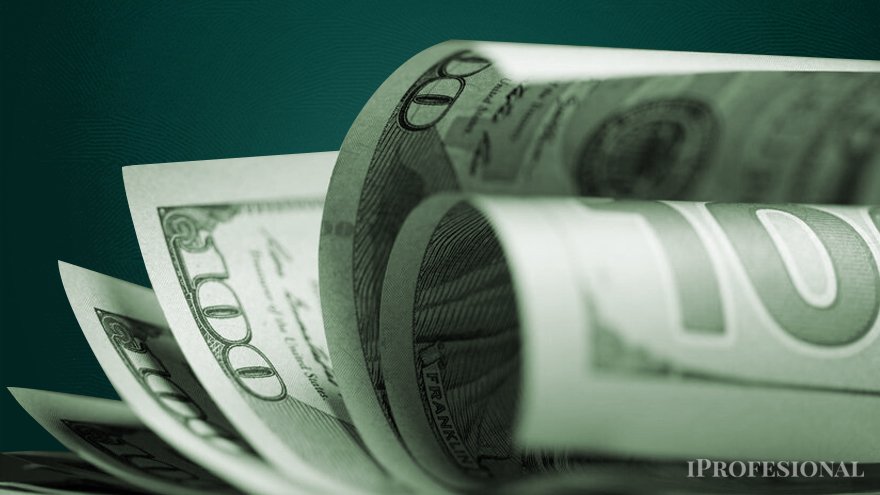 Los ahorristas empiezan a vender dólares para adquirir bienes en pesos.