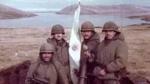 Soldados argentinos durante la guerra de las Malvinas, apostados en Bahía Fox.