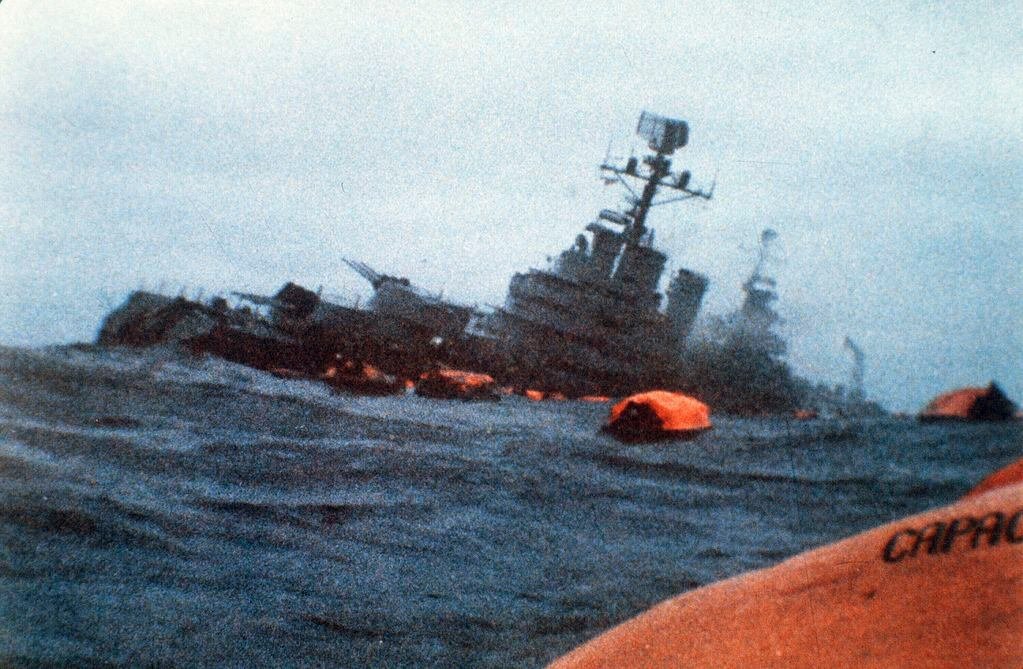 En la tarde del 2 de mayo de 1982, el Belgrano se hundió tras ser torpedeado por el submarino nuclear británico Conqueror. 323 tripulantes murieron; prácticamente, la mitad del total de bajas que sufrió la Argentina durante la guerra de las Malvinas.