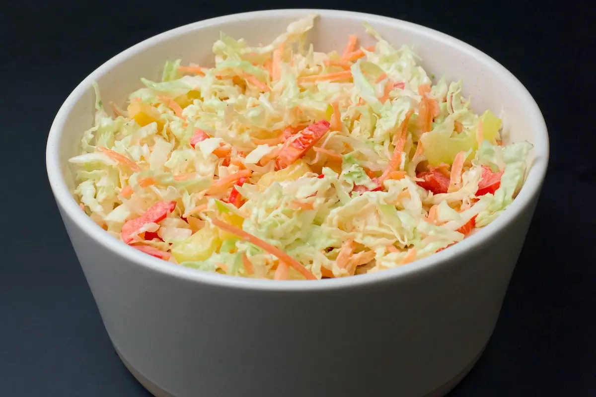 Desflemar la col puede ayudar a que tus ensaladas de col cruda sepan mejor