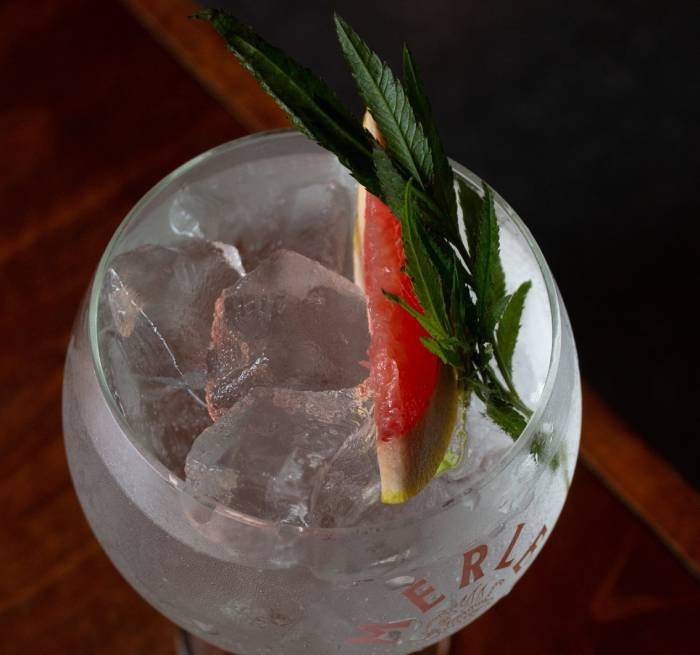 Gin Merle es un London Dry Gin argentino elaborado a partir de la combinación de 12 botánicos.