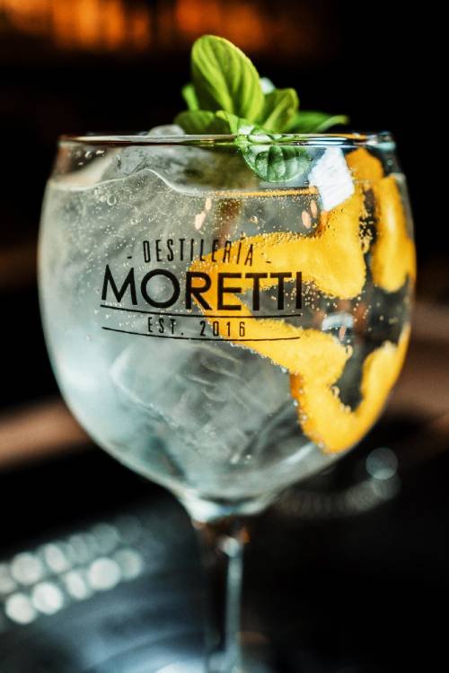 Destilería Moretti de los hermanos Bruno y Franco Moretti es una de las destilerías pioneras en la industria del gin nacional, en 2016.