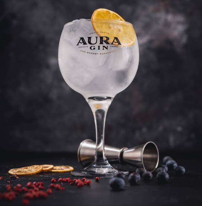 Utiliza enebro patagónico y la amalgama perfecta entre las flores frescas de jazmín y la dulzura de la lima dulce.