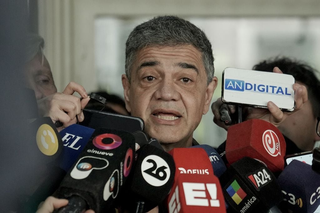 Jorge Macri al dialogar con la prensa.