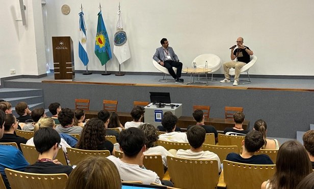 Gastón Gadea, director de la carrera de Ingeniería Informática de la Universidad Austral, y Vinicius Volpate, gerente de Operaciones de Binance para América Latina.