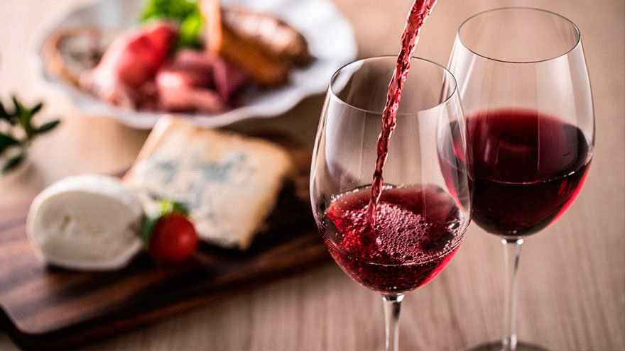 Los somelier que ofician de embajadores de marca en una bodega conocen las estrategias comerciale y de marketing, además del vino