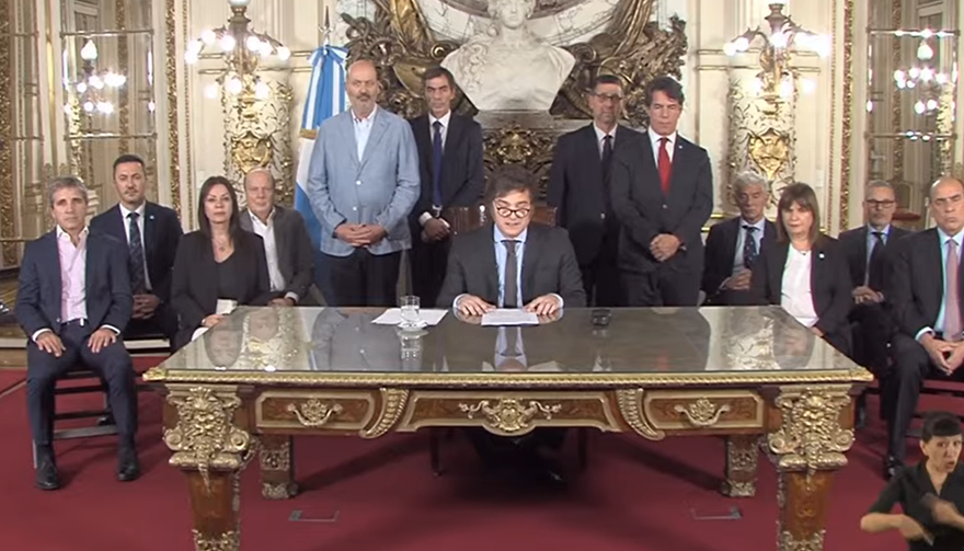 Javier Milei en la cadena nacional de su DNU de desregulación económica.