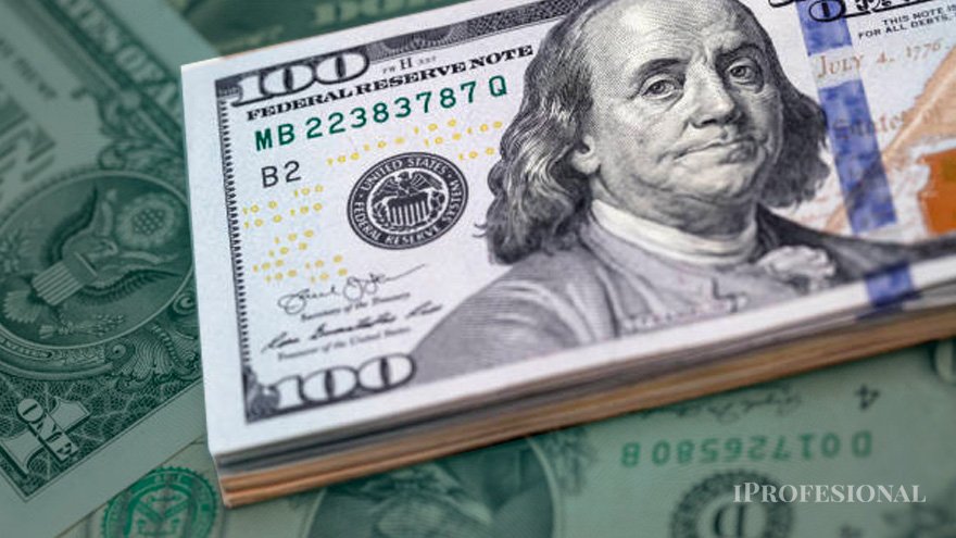 Inversores esperan un dólar oficial a 880 pesos en enero