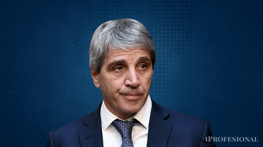 El ministro Luis Caputo confía en que, tras la devaluación, los productores del agro se verán tentados a exportar rápido sus remanentes