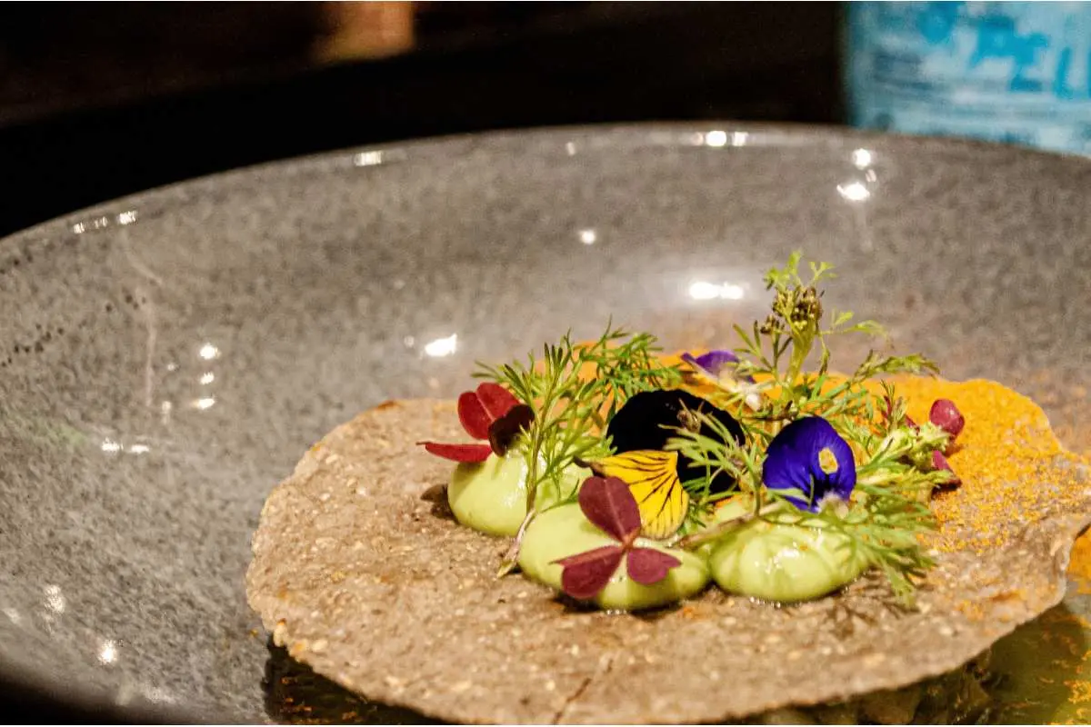 Los chefs Josefina López y Erik Santiago, originarios de Oaxaca y Ciudad de México respectivamente, presentaron como segundo tiempo un aguachile de tasajo que espero volver a probar.&nbsp;
