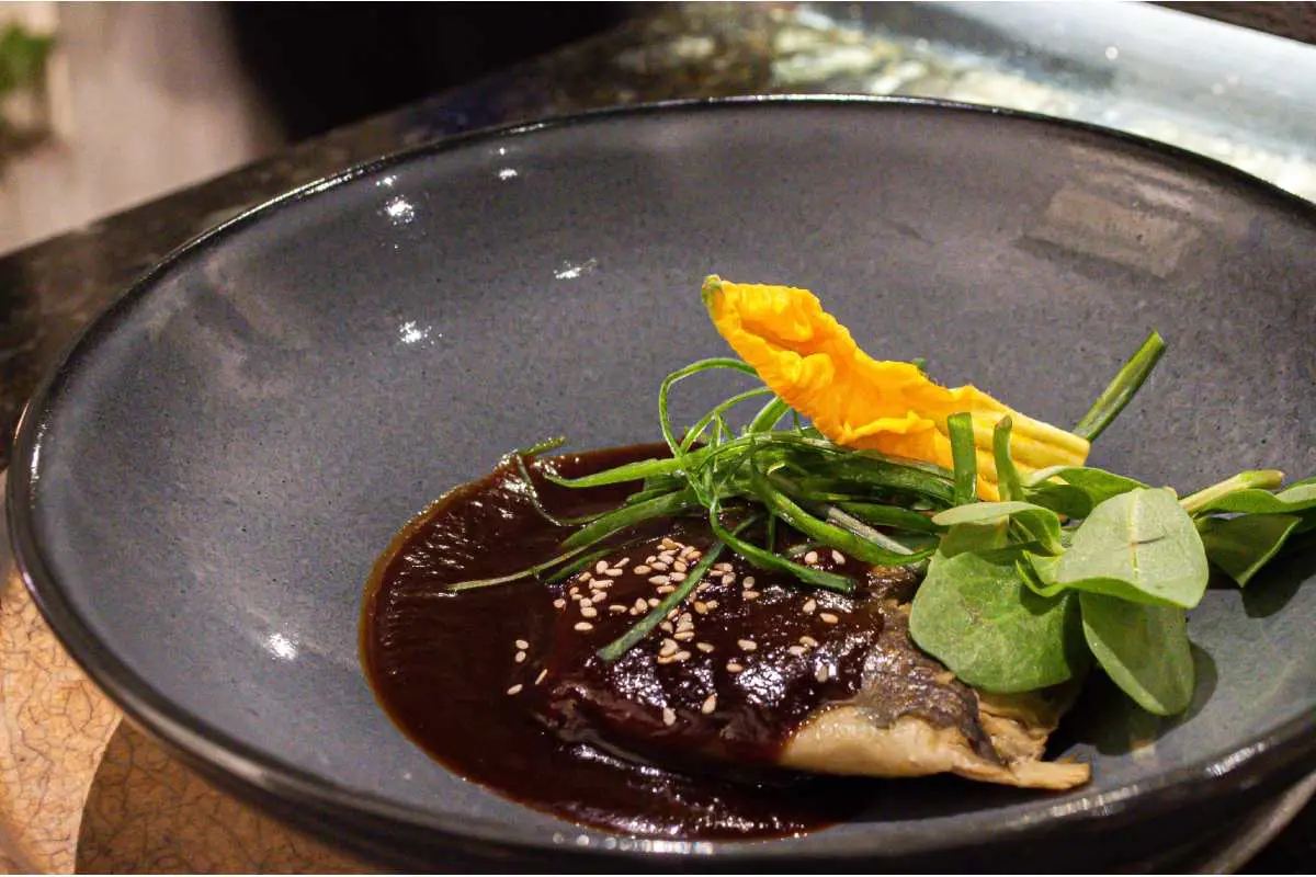 El chef anfitrión, Juan Aquino, de la mano de Gustavo Macuitl nos presentaron mole de tamarindo y chile costeño con tamal de conejo.&nbsp;