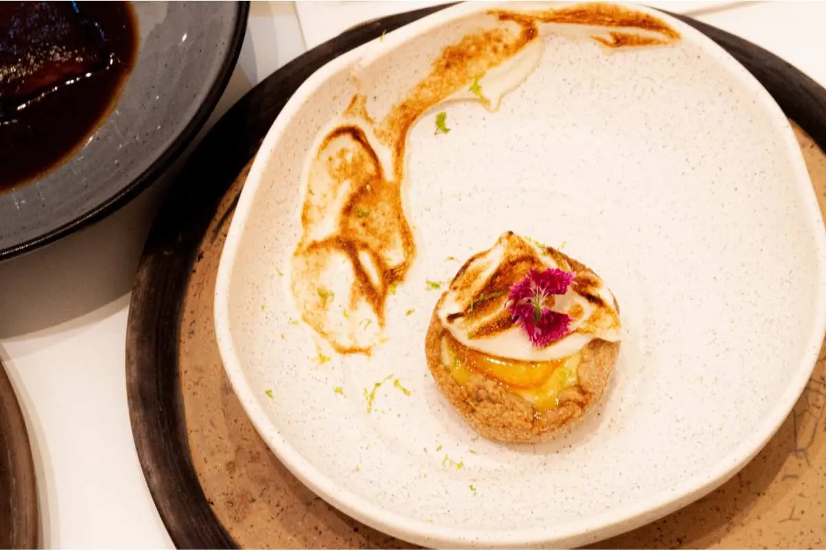 El cierre de la noche fue creado por el chef Iván Ortiz, originario de la Ciudad de México, una tarta crujiente rellena de queso ricotta con cristalizado de mandarina, coronada con merengue de lima.&nbsp;