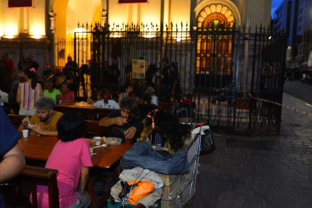 Cenas navideñas solidarias en Córdoba. “Cena bajo las estrellas” para personas en situación de calle en 25 de mayo y Rivadavia, frente a la Basílica de Nuestra Señora de la Merced (Nicolás Bravo / La Voz)