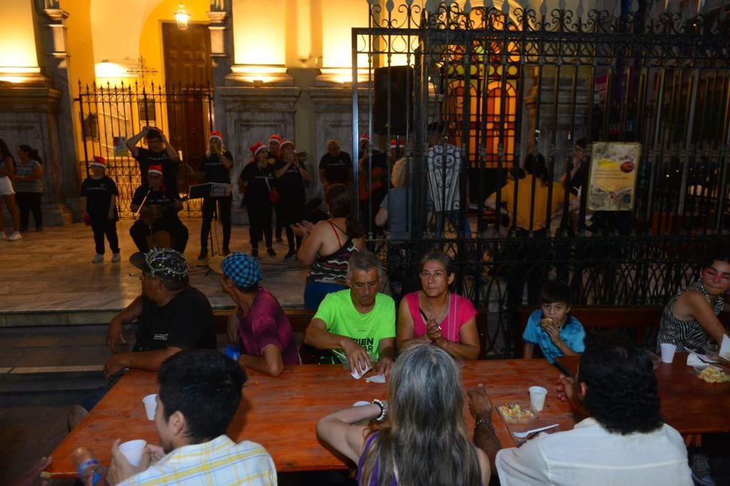 Cenas navideñas solidarias en Córdoba. “Cena bajo las estrellas” para personas en situación de calle en 25 de mayo y Rivadavia, frente a la Basílica de Nuestra Señora de la Merced (Nicolás Bravo / La Voz)