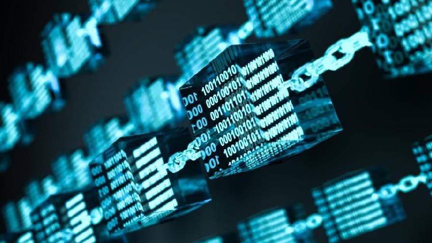 La tokenización sucede en una cadena de bloques y mediante código informático.