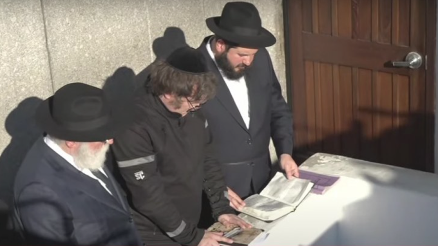 El presidente Javier Milei visitó la tumba del rebe de Lubavitch en su viaje a Estados Unidos tras ser electo