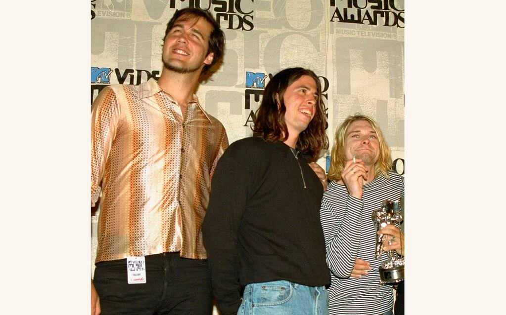 Miembros de Nirvana – de izq a der: Krist Novoselic, Dave Grohl y Kurt Cobain, tras recibir un premio el 2 de septiembre de 1993, en Universal City, California. (Foto AP/Mark J. Terrill)