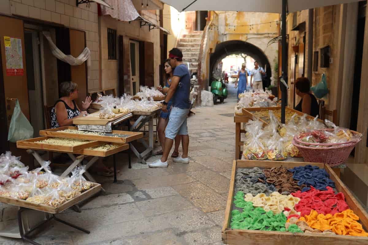 Abuelas venden pasta fresca.