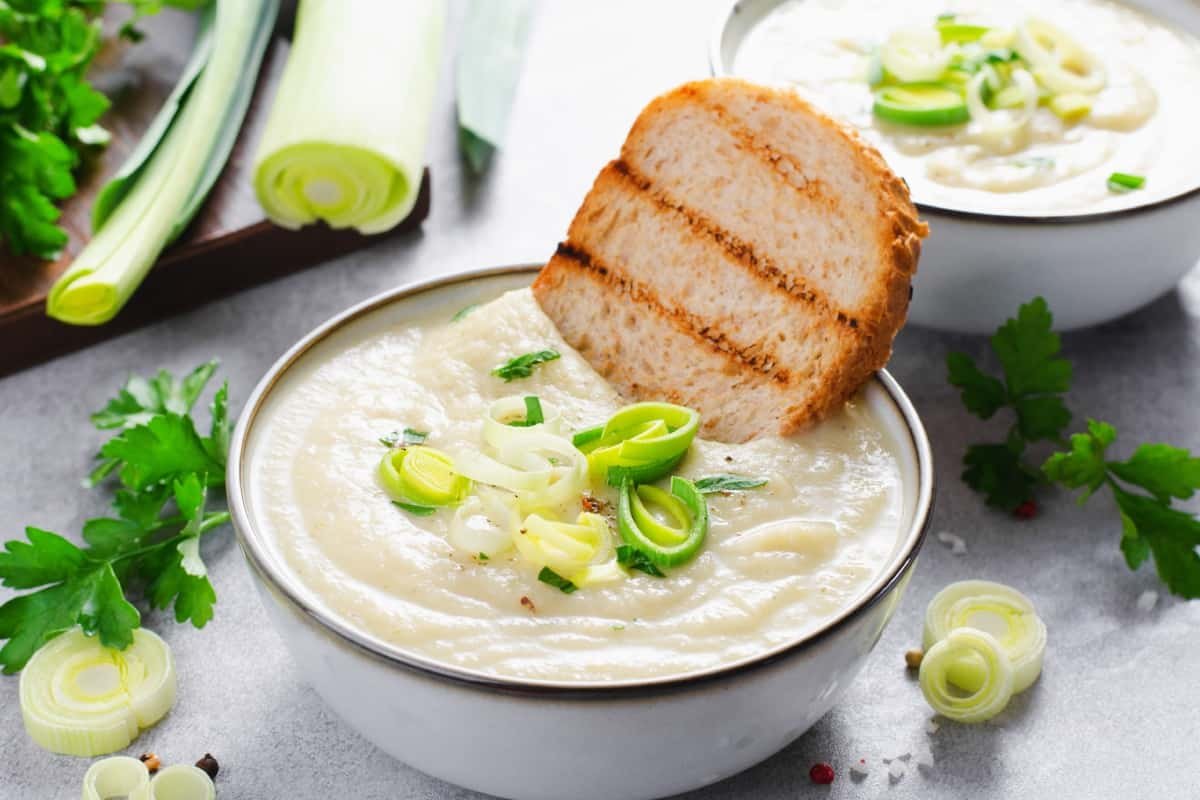 Complementa el menú de tu cena con estas recetas de sopas frías.