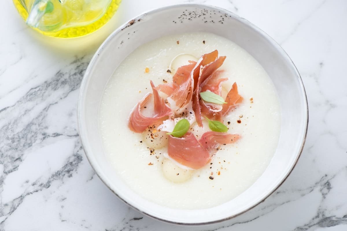 Complementa el menú de tu cena con estas recetas de sopas frías.