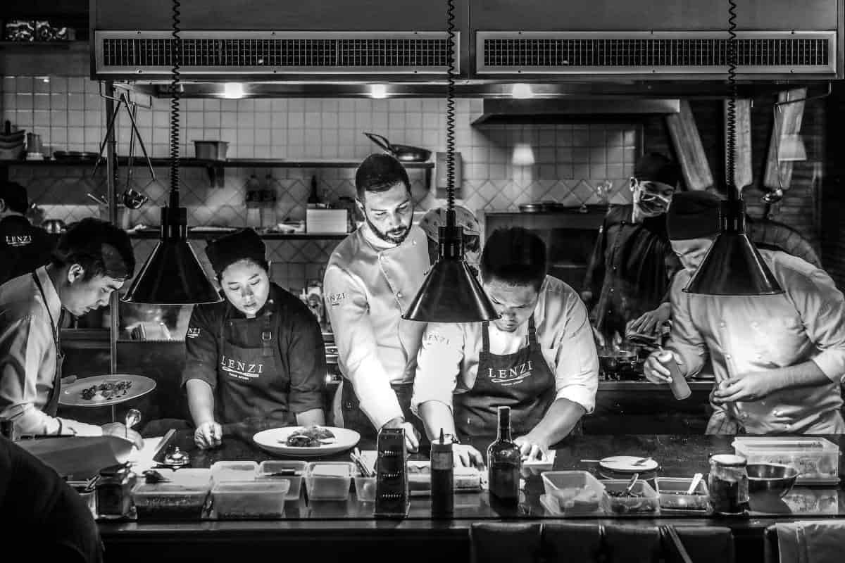 Alta presión en temporada alta: Cómo sobreviven los cocineros a las fiestas decembrinas.