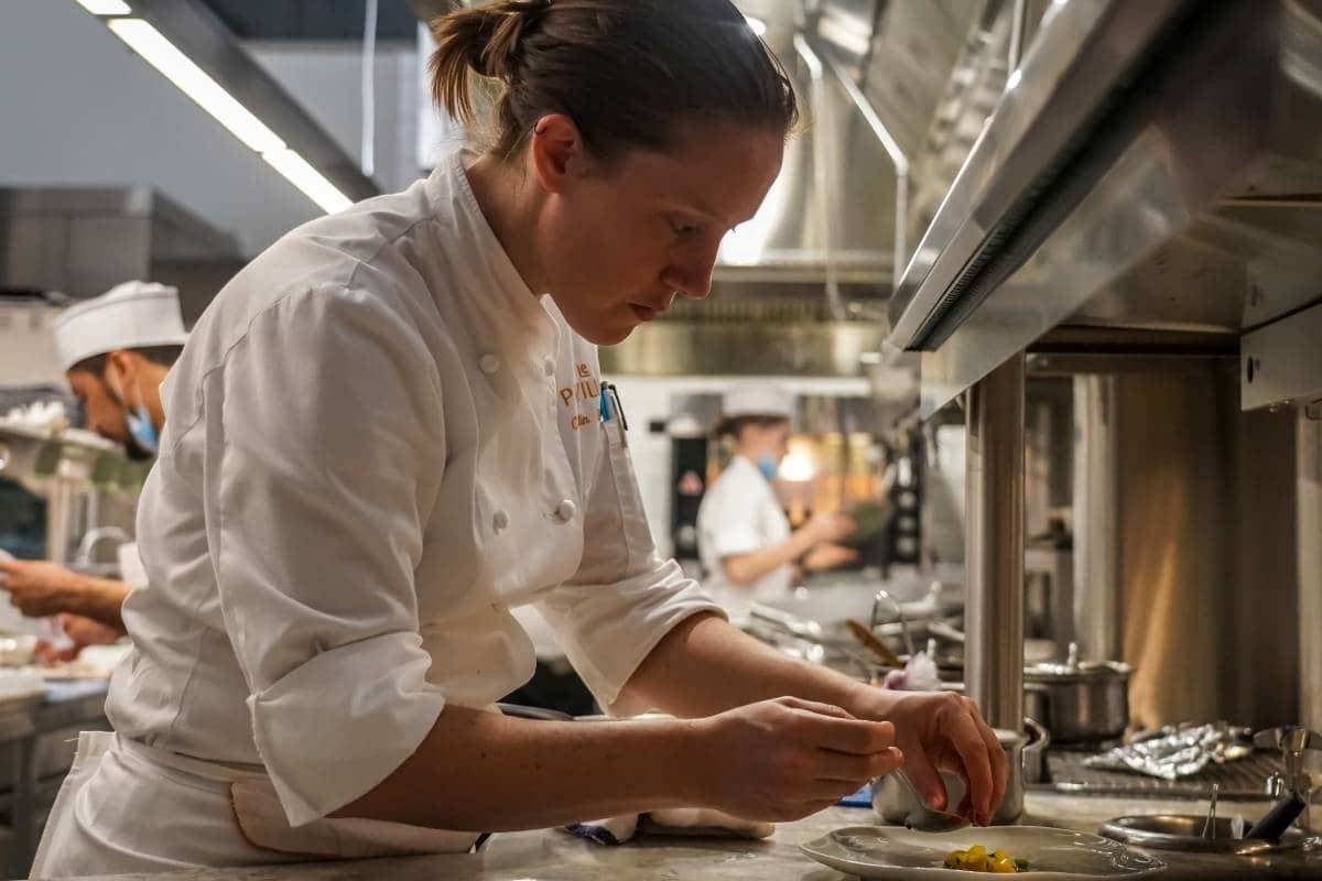 Alta presión en temporada alta: Cómo sobreviven los cocineros a las fiestas decembrinas.