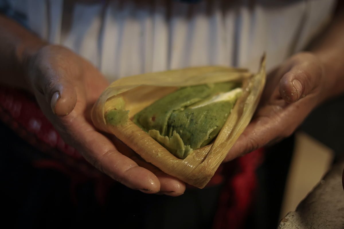 Manos de la cocinera tradicional Cristina Martínez