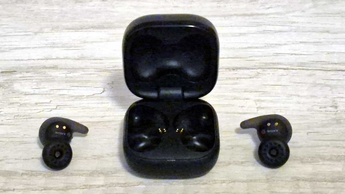Los auriculares de Sony junto al estuche.