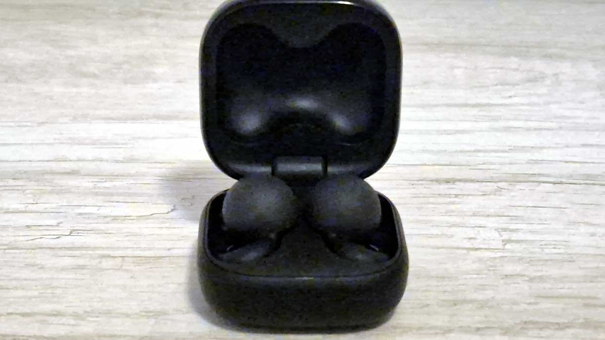 Los auriculares de Sony en el estuche.
