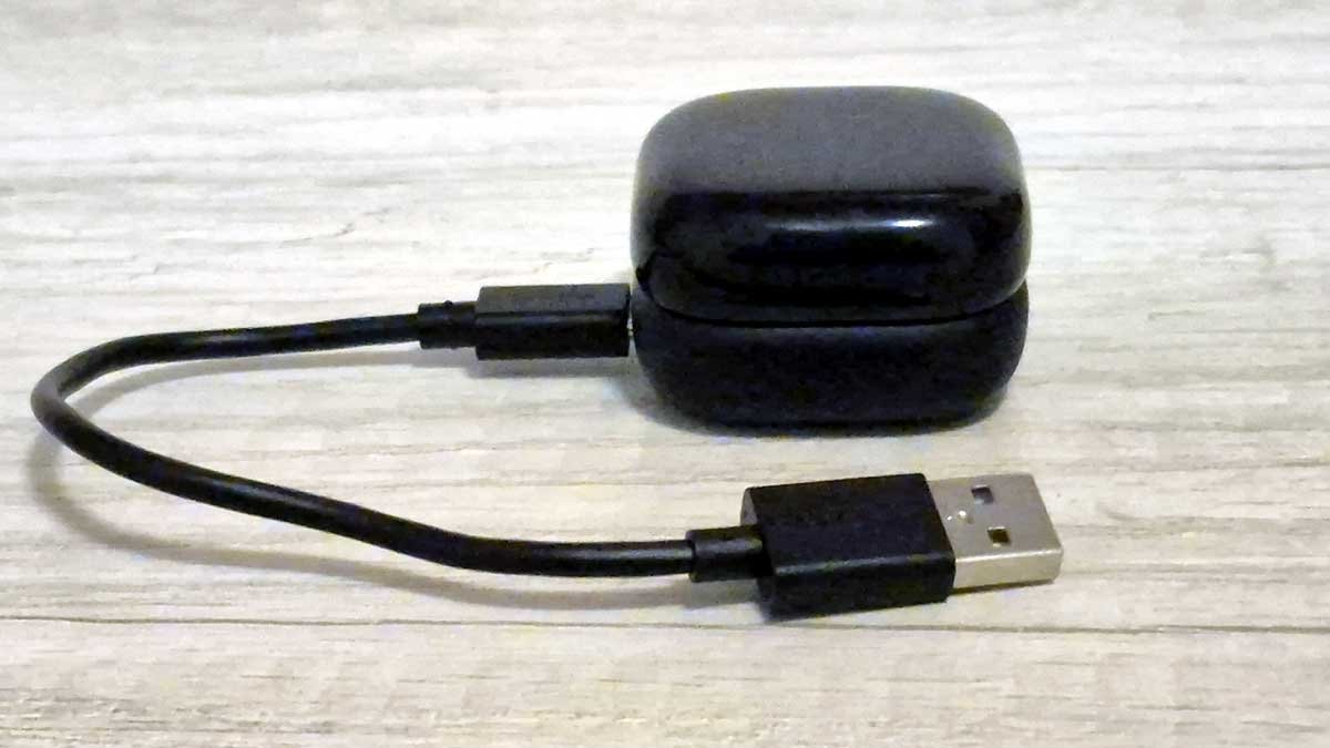 Cable de carga con el estuche de los auriculares de Sony.