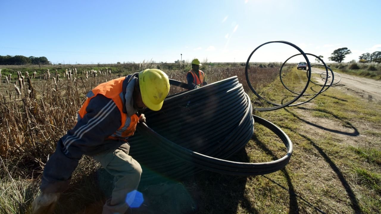 Instalación de fibra óptica al costado de una ruta.