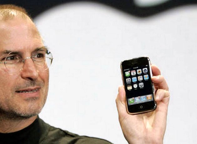 Steve Jobs con el primer iPhone, en 2007.