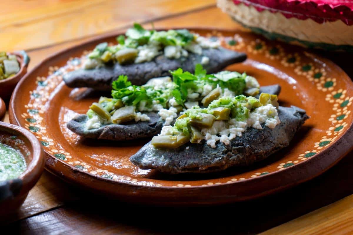 tlacoyo con plato de barro