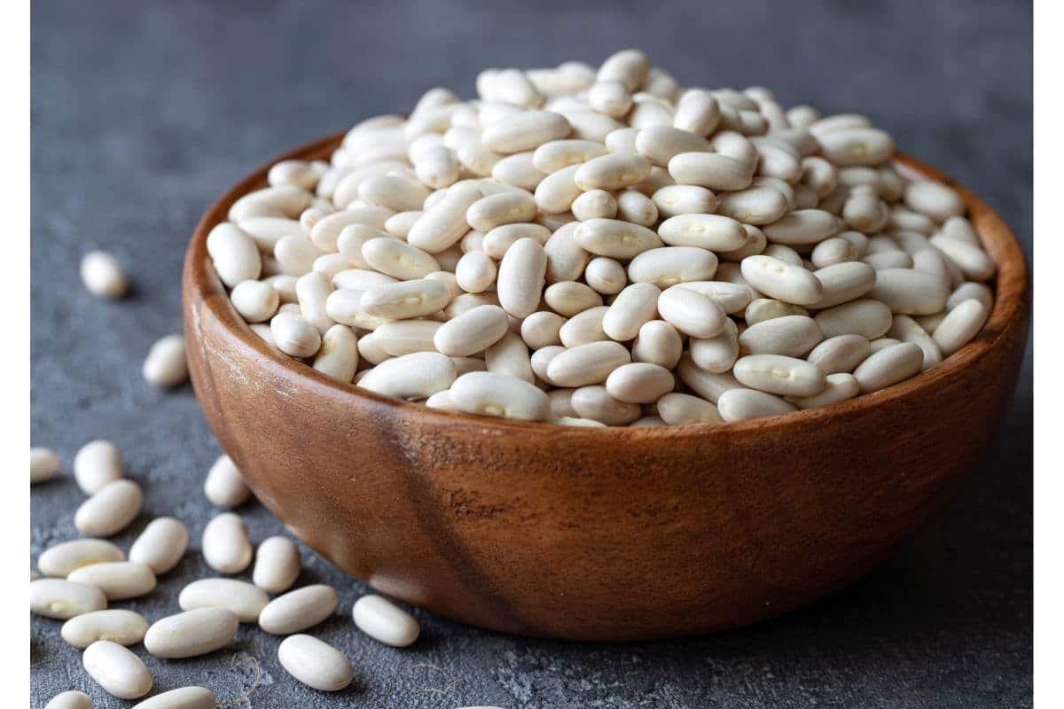 Bol de alubias blancas sin cocinar 