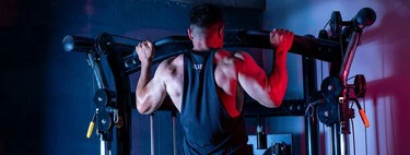 Cómo debería hacer dominadas una persona principiante en el gimnasio y cómo debería hacerlas un experto 