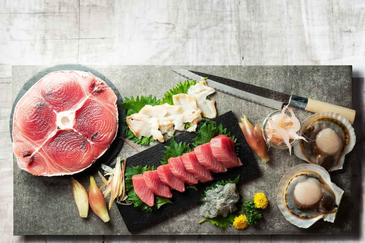 cortes de atún en una tabla