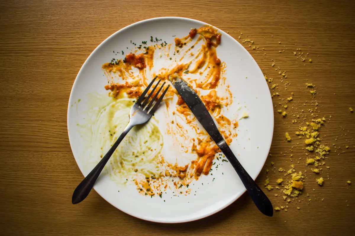 ¿Se debe dejar comida en el plato?