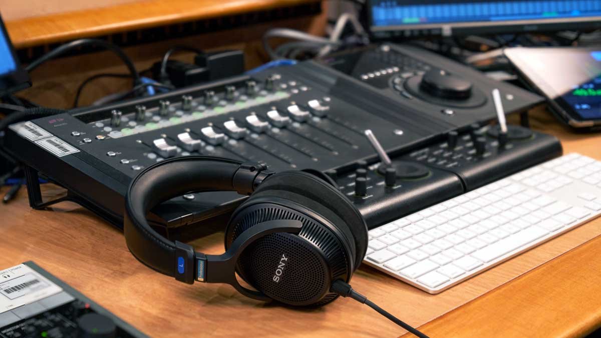 Auriculares Sony con cable para conectar al celular.