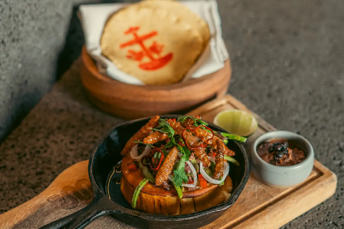 plato de bichos comestibles