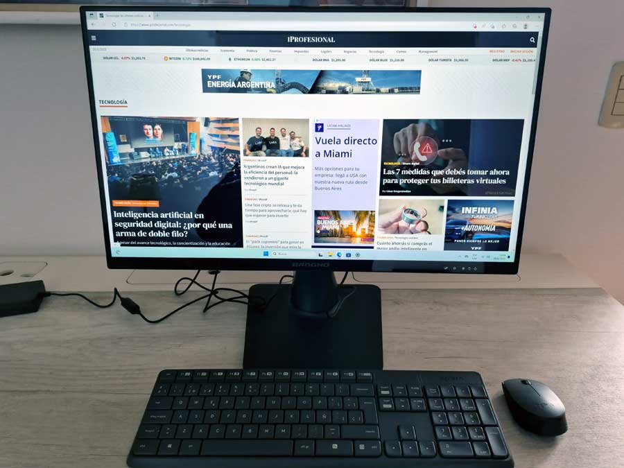 La computadora viene con teclado y mouse Logitech.