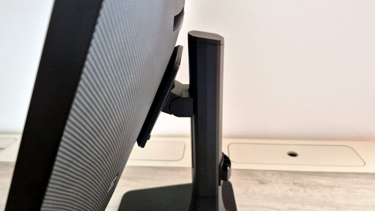 El soporte permite configurar altura e inclinación de la pantalla.