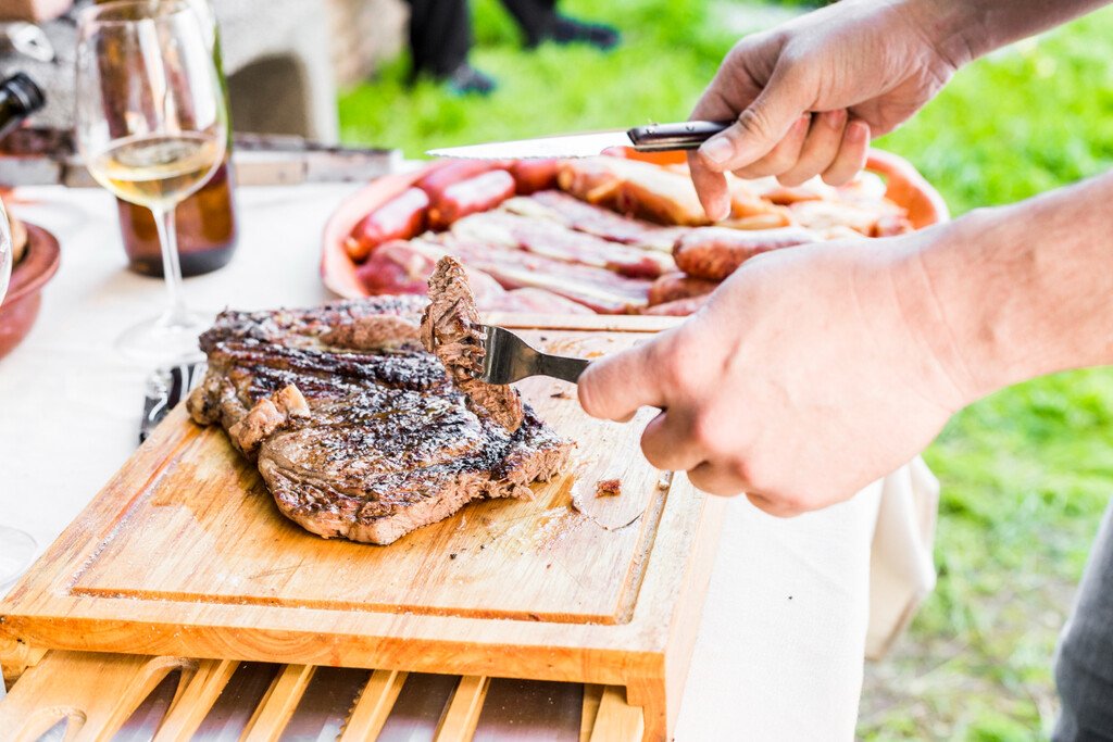 Estudios pagados por empresas cárnicas y más: los motivos por los que la carne roja es buena y mala a la vez 