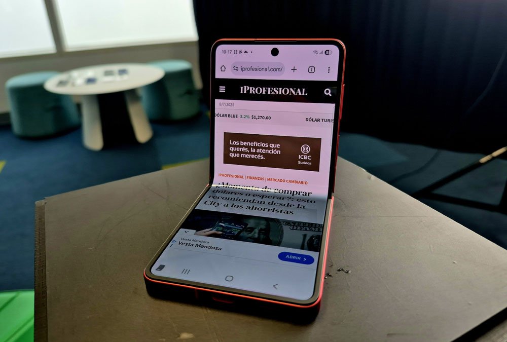 Samsung Galaxy Z Flip 7 en modo abierto y la pantalla plegada.