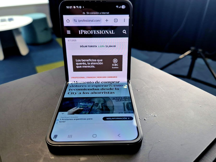 Samsung Galaxy Z Flip 7 FE abierto con la pantalla plegada.