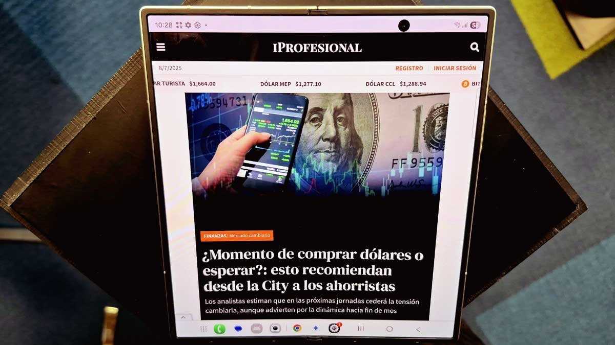 Samsung Galaxy Z Fold 7 abierto con la pantalla desplegada.