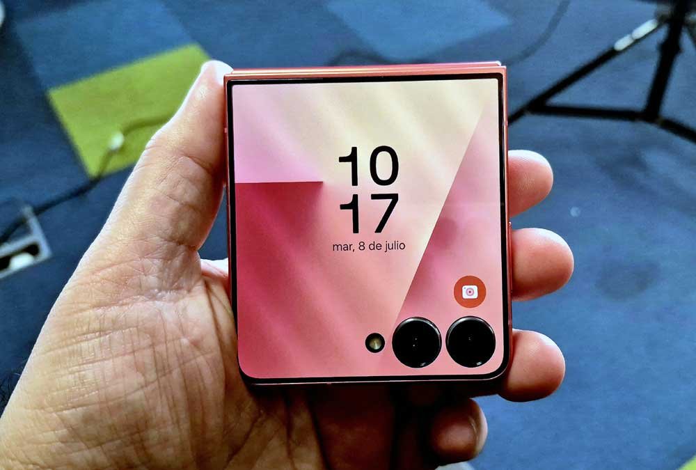 Samsung Galaxy Z Flip 7 cerrado con pantalla externa.